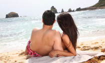 couple sur une plage pendant leur lune de miel en guadeloupe